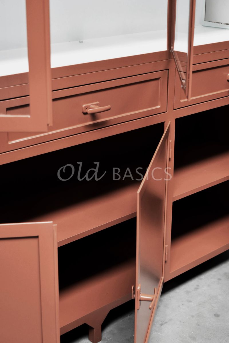 Detail van Apothekerskast Ferro, 3 deuren, RAL8004, rood, terra, bruin, oranje, materiaal staal